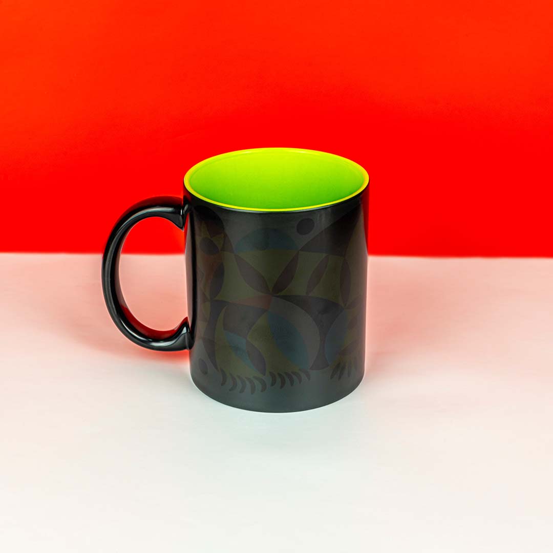 Кружка-хамелеон черная «Тигр. Декоративное панно» (внутри зеленая)
