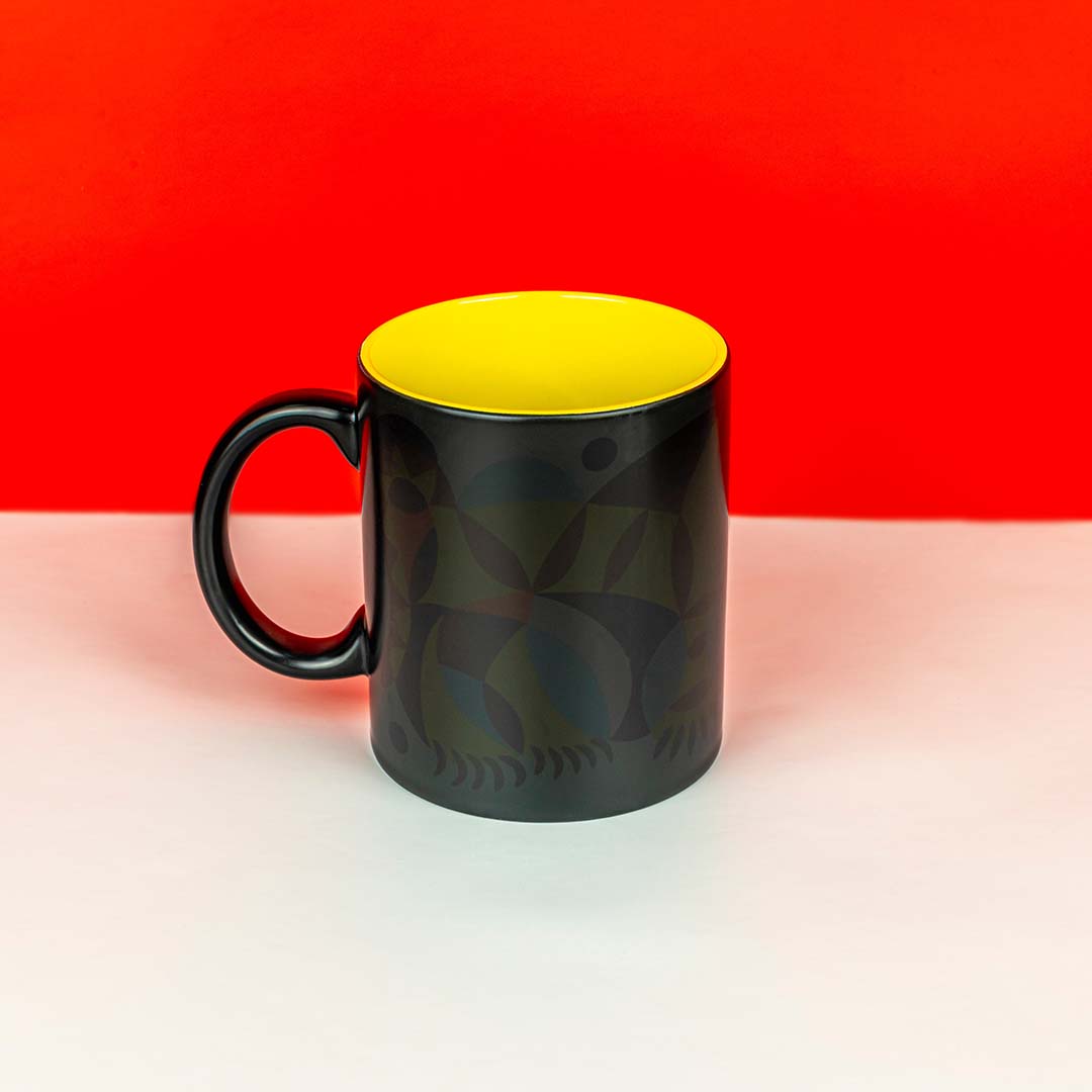 Кружка-хамелеон черная «Тигр. Декоративное панно» (внутри желтая)