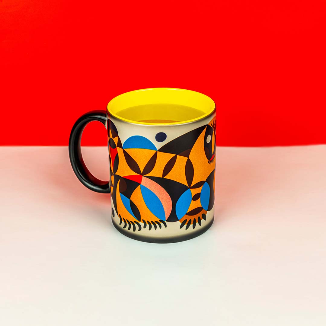 Кружка-хамелеон черная «Тигр. Декоративное панно» (внутри желтая)